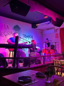 Photo of singing performers at Cuban restaurant in Madrid