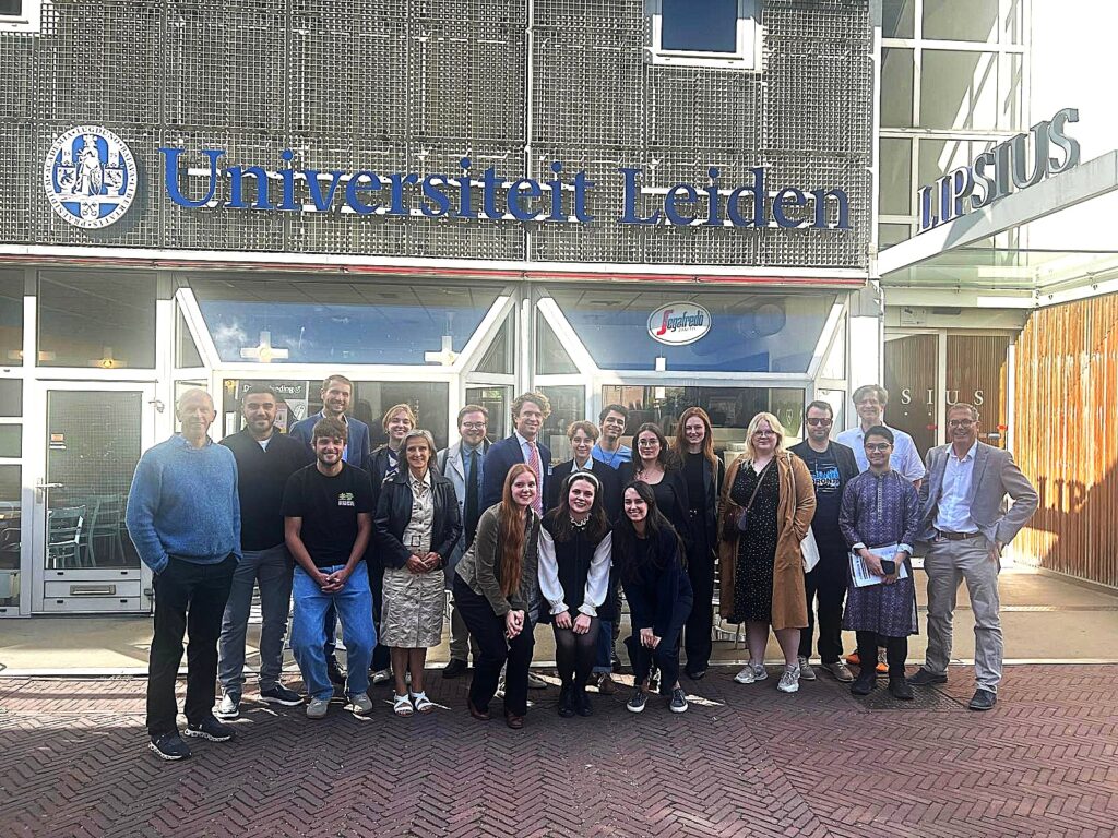 Group of students in front of the Lipsius building in Leiden